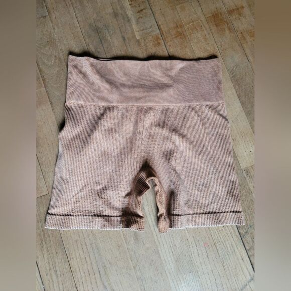 Colsie Ribbed Biker‎ Shorts, Tan, Size Large - Picture 3 of 4